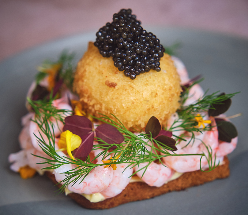 Smørrebrød med håndpillede rejer, friteret æg og caviar på Frokostrestaurant Palægade